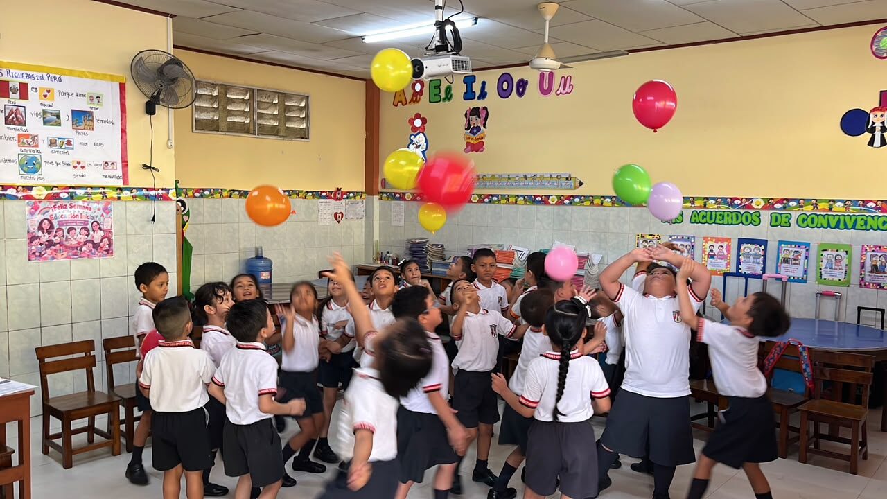 Estudiantes de Inicial en actividad recreativa con globos